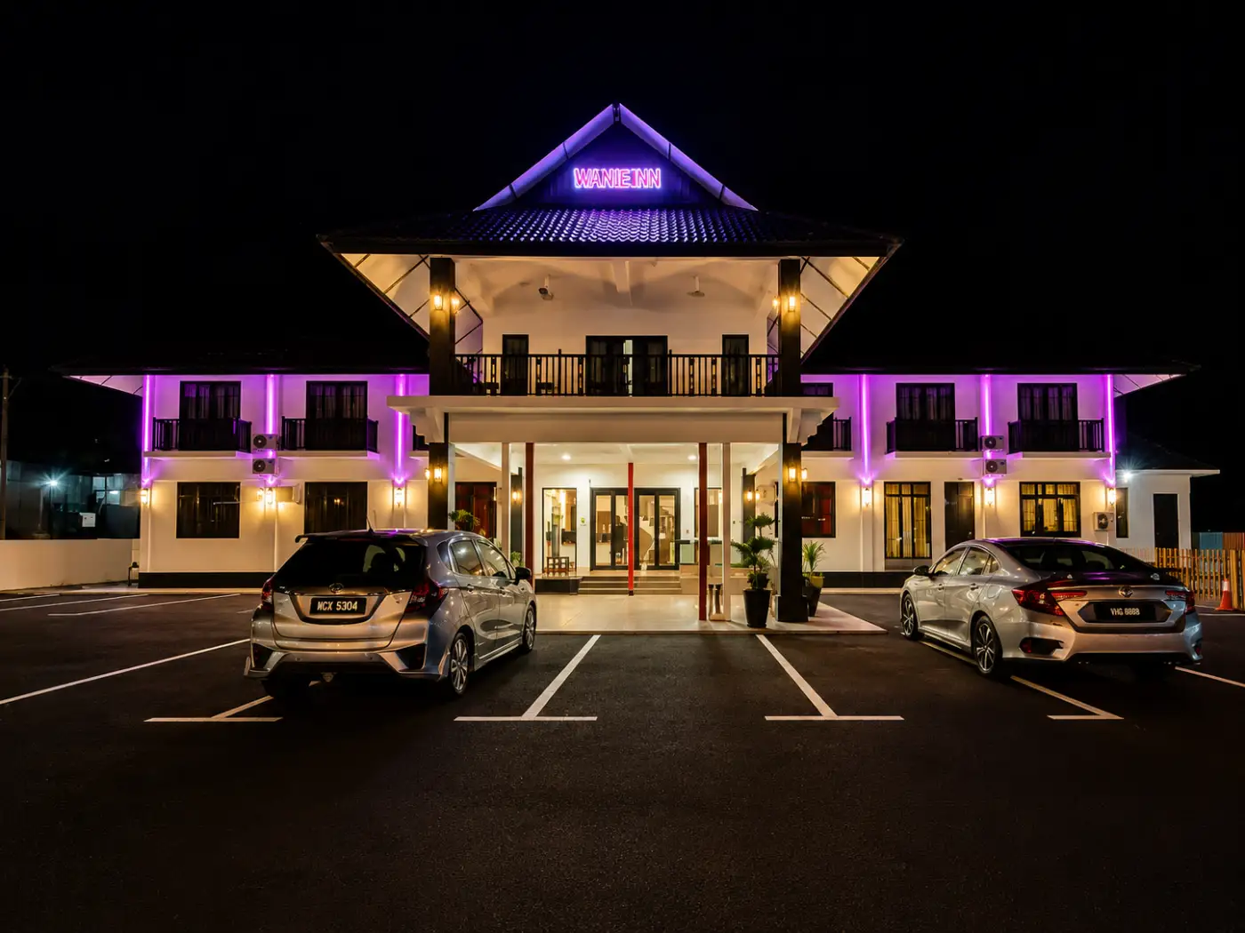 Open private parking area in front of Villa Wanie Inn, Merang